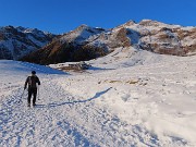 58 Scendiamo ai Piani brulicanti di famiglie che si divertono sulla neve